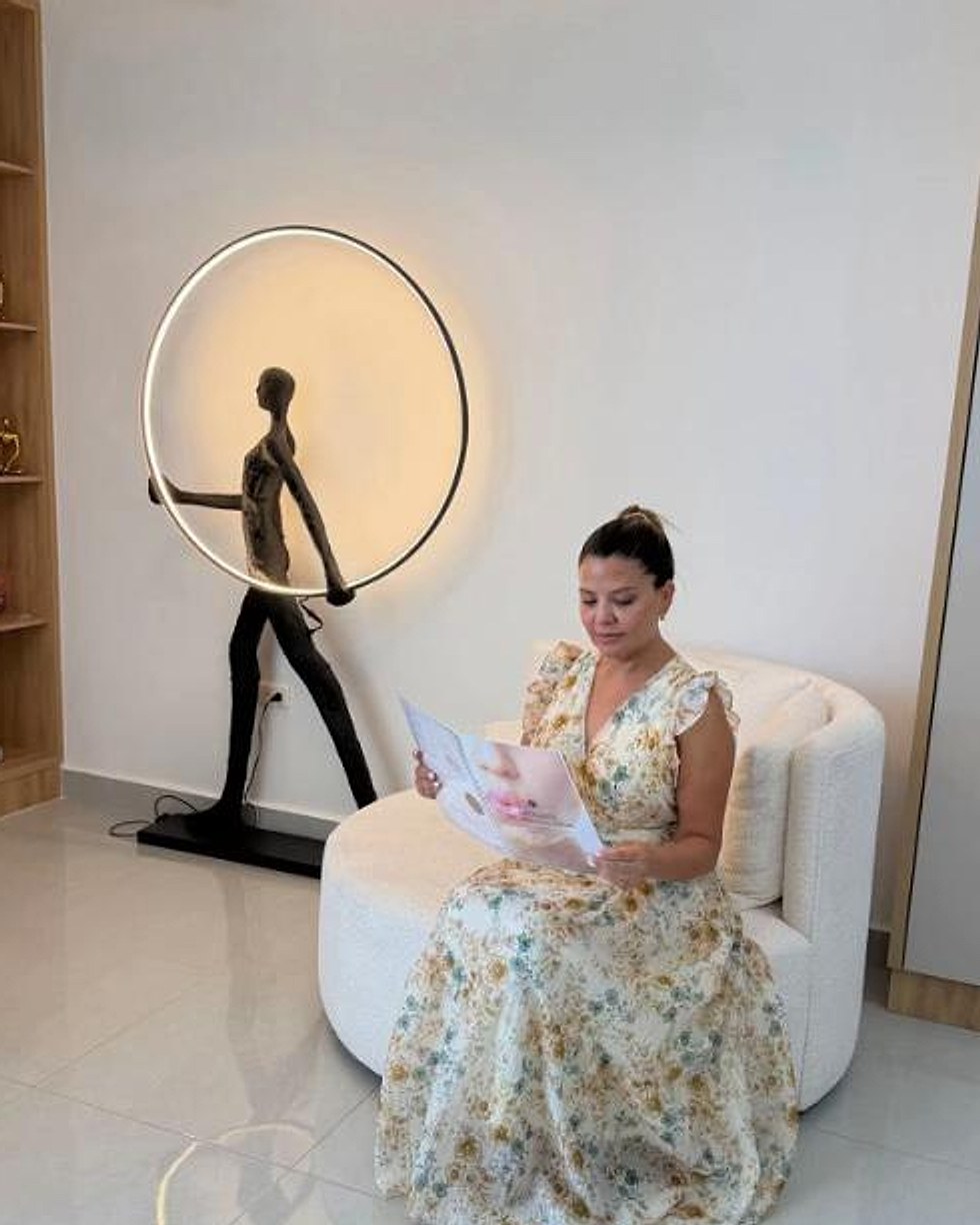 Dra. Verónica Llerena en su consultorio de Manta